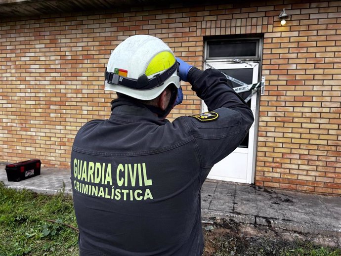 Equipo de criminalística que realiza la inspección de las causas del incendio en la residencia de Villafranca de Ebro.