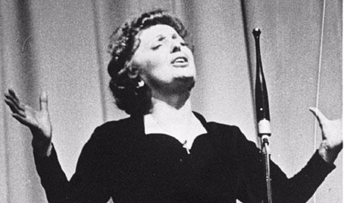 Archivo - La cantante y actriz Edith Piaf