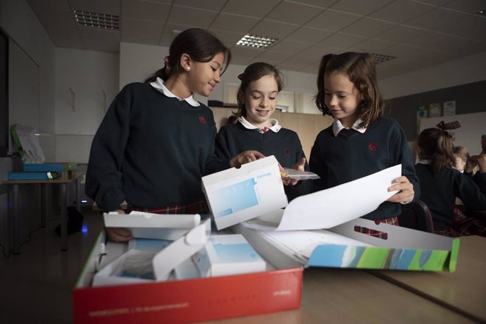 Archivo - Alumnas trabajando con los materiales de Endesa Educa Digital.