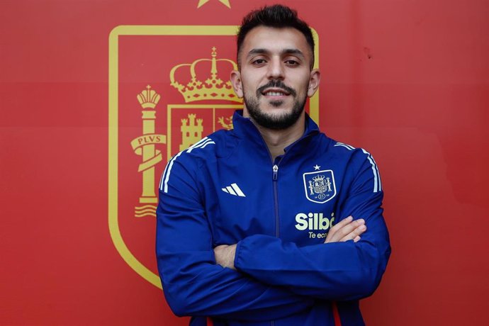 Aitor Paredes posa en la Ciudad del Fútbol de Las Rozas 