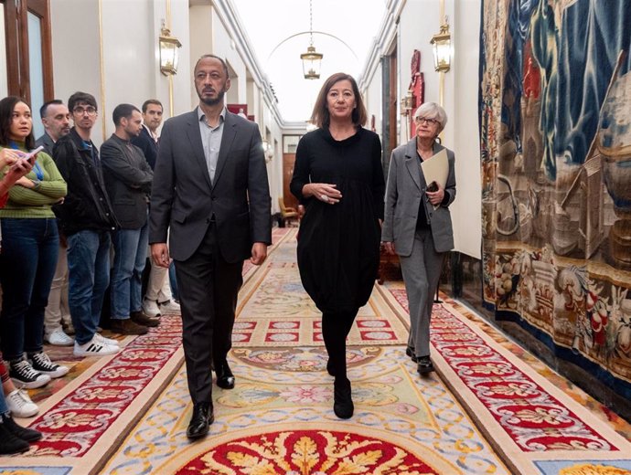 La presidenta del Congreso, Francina Armengol (c), con los otros dos representantes del PSOE en la Mesa del Congreso, Alfonso Gómez Rodríguez de Celis e Isaura Leal(d).