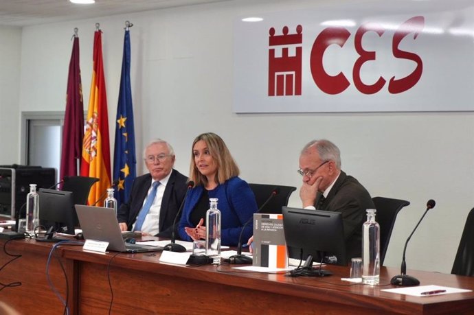 La consejera de Política Social, Familias e Igualdad, Conchita Ruiz, durante su participación en la Jornada sobre Infancia organizada por el CES