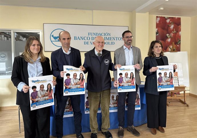 En el medio, el presidente del Banco de Alimentos de Valladolid, Jesús Mediavilla, junto a representantes de Mercadona, Carrefour, Lupa y Alcampo, en la presentación de la X Gran Recogida.