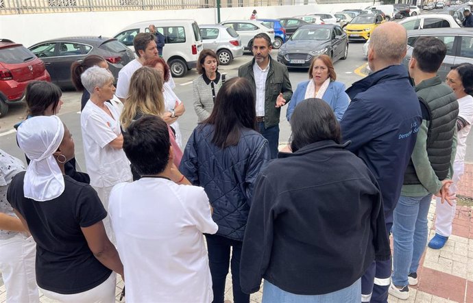 El portavoz del PSOE en el Ayuntamiento de Málaga, Daniel Pérez, junto con otros ediles socialistas y vecinos