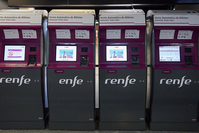 Archivo - Máquinas para la compra de billetes con motivo de la segunda fase de la operación Salida por Semana Santa en la Estación de Atocha, a 27 de marzo de 2024, en Madrid (España). Renfe ha dispuesto más de 4.000 trenes de AVE, Avlo, Alvia, Euromed, I