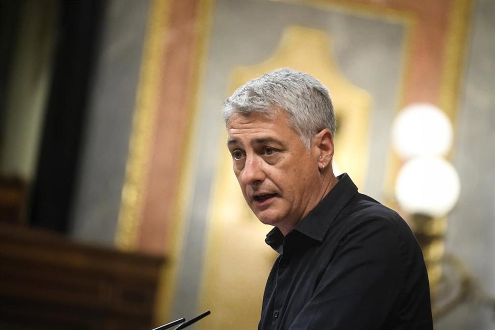 Archivo - El diputado de EH Bildu, Oskar Matute, durante una sesión plenaria extraordinaria, en el Congreso de los Diputados, a 23 de julio de 2024, en Madrid