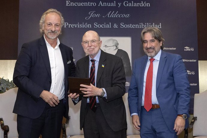 Diego Valero, presidente de Novaster y Jon Aramburu, director general de Loreto Mutua, entregan el galardón a Nicholas Barr.