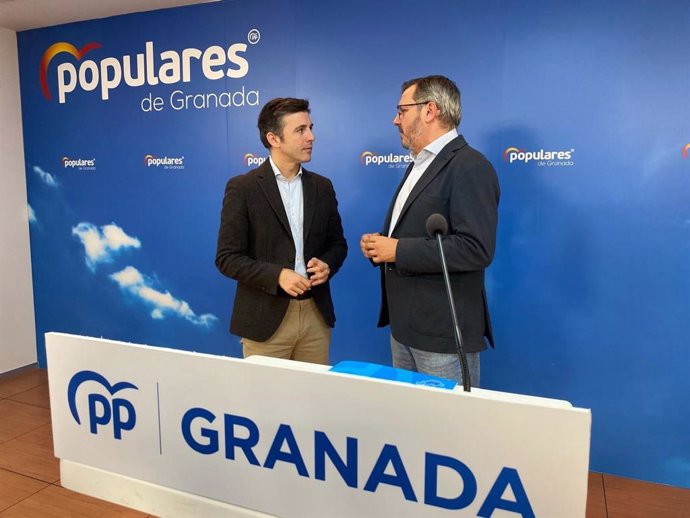 El secretario general del PP de Granada, Jorge Saavedra, y el vicesecretario de Organización del PP-A, Alejandro Romero