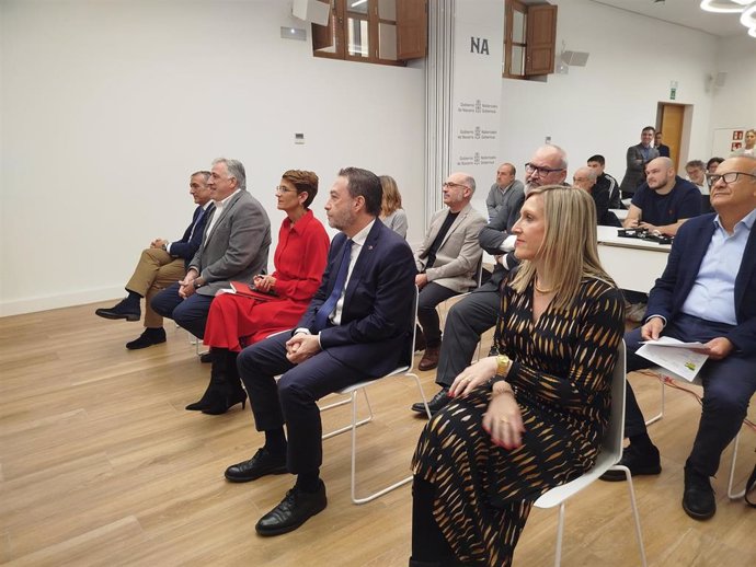 La presidenta de Navarra, María Chivite, junto al rector de la UPNA, Ramón Gonzalo, y el alcalde de Pamplona, Joseba Asiron