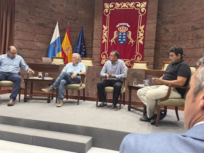 Mesa redonda sobre el sector primario en las 'Jornadas Conecta Europa' celebradas en el Parlamento de Canarias