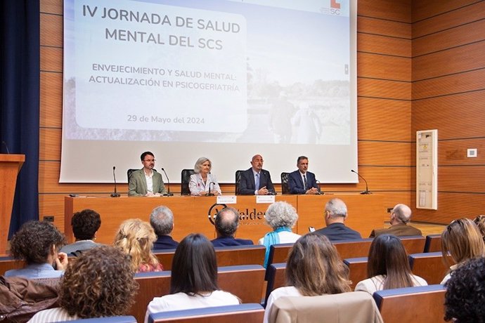 El consejero de Salud, César Pascual, junto de Dolores Acón en una foto de archivo