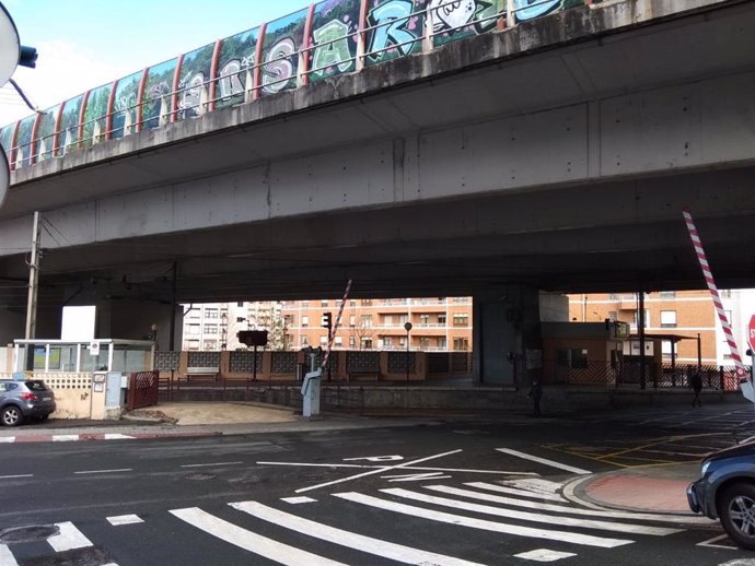 Archivo - Paso a nivel de las vías de Feve en Zorroza (Bilbao).