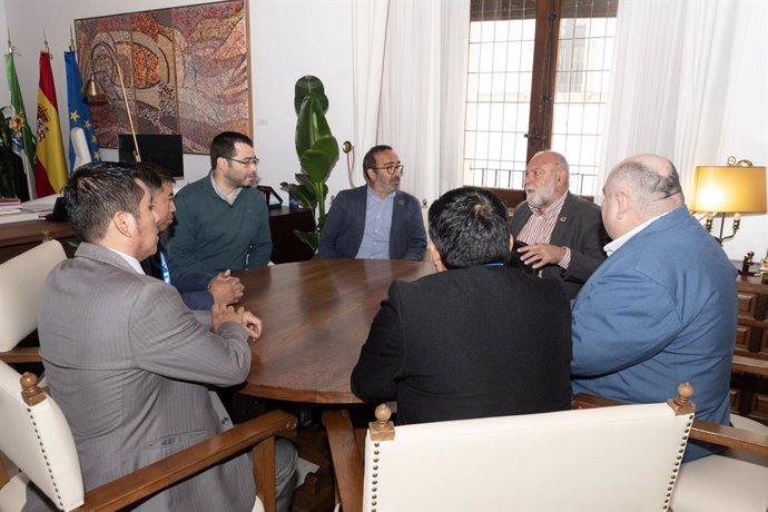 Reunión del presidente de la Diputación de Cáceres,  Miguel Ángel Morales, con alcaldes de Guatemala