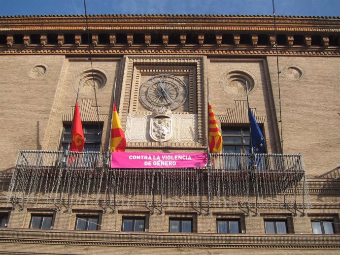 Archivo - Pancarta contra la violencia de género en el Ayuntamiento de Zaragoza