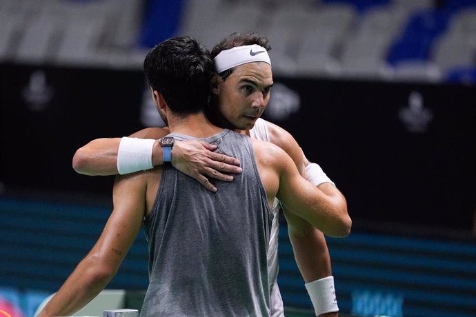 Los jugadores españoles Carlos Alcaraz y Rafa Nadal tras un entrenamiento en las Finales de la Copa Davis.