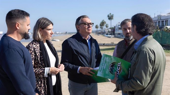 Manuel Gavira, portavoz de Vox en el Parlamento andaluz, en la desembocadura del Guadalquivir con representantes de Jucil.