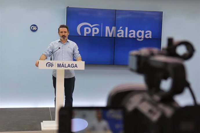 El secretario general del PP de Málaga, José Ramón Carmona, en rueda de prensa