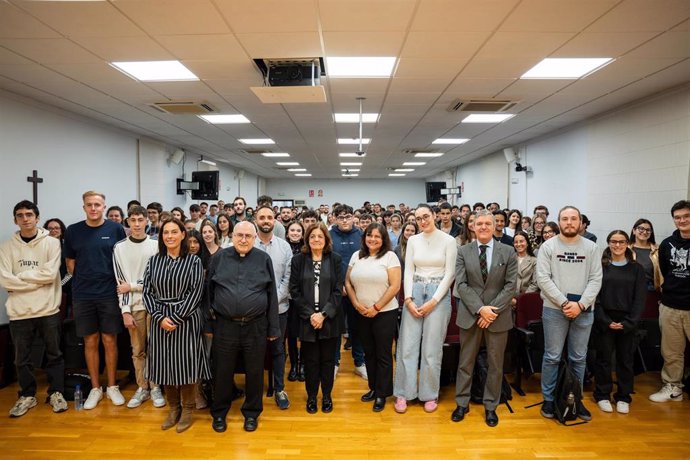 Representantes estudiantiles de la UCAM para este curso acompañados por la presidenta de la institución docente, María Dolores García, y otras autoridades