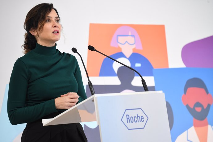 La presidenta de la comunidad de Madrid, Isabel Díaz Ayuso, durante la visita al centro tecnológico de la multinacional farmacéutica suiza Roche Farma, en Roche Informatics, a 19 de noviembre de 2024, en Madrid (España).