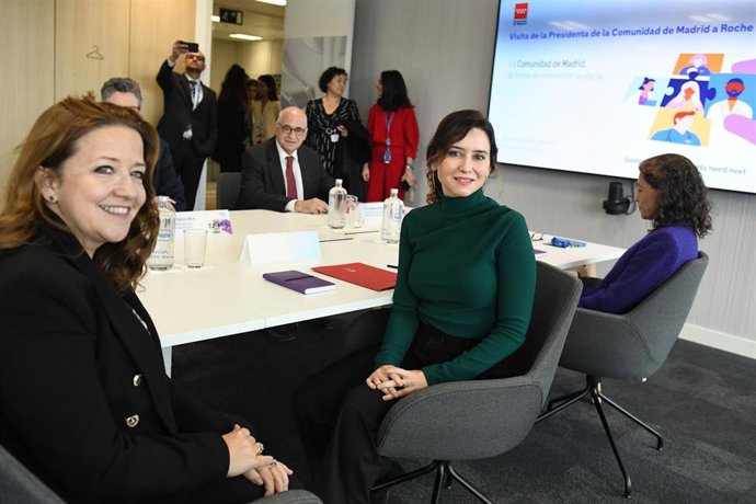 La presidenta de la comunidad de Madrid, Isabel Díaz Ayuso durante la visita al centro tecnológico de la multinacional farmacéutica suiza Roche Farma, en Roche Informatics, a 19 de noviembre de 2024