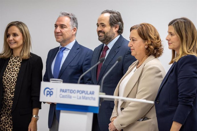 El vicesecretario Territorial del PP, Elías Bendodo, junto al presidente del PP en C-LM, Paco Núñez, y la presidenta de la Diputación de Toledo, Concepción Cedillo.