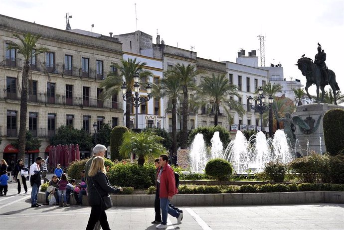 Gente caminando por la Plaza del Arenal en Jerez de la Frontera (Cádiz)