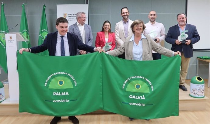 El regidor de Medio Natural del Ayuntamiento de Palma, Llorenç Bauzà, y la primera teniente de alcalde de Calvià, Esperanza Català, en la entrega de las banderas verdes de Ecovidrio.