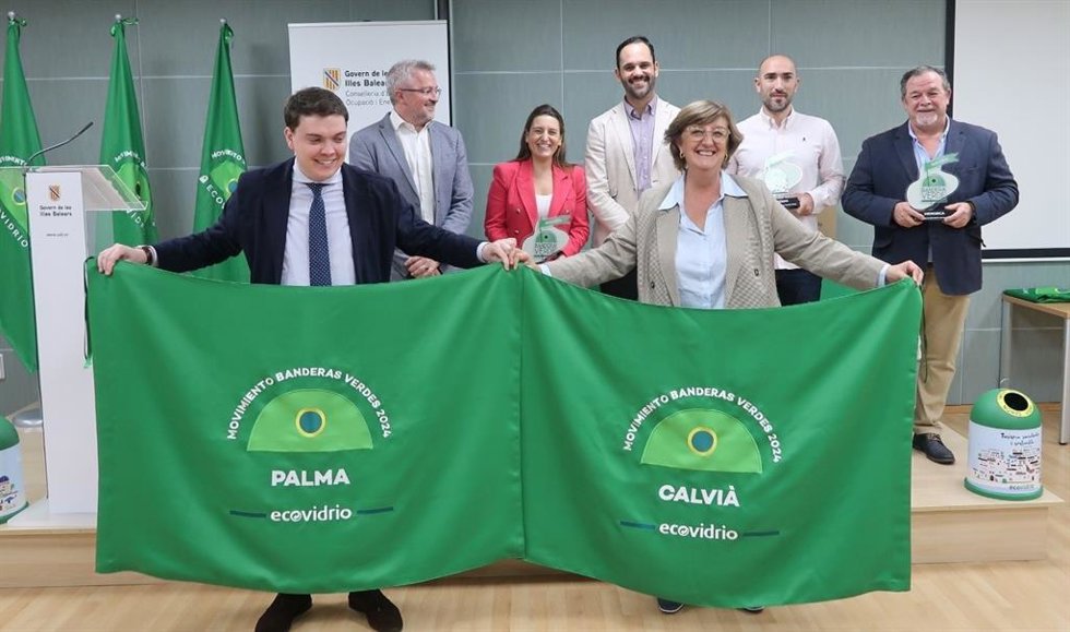 El regidor de Medio Natural del Ayuntamiento de Palma, Lloren Bauz, y la primera teniente de alcalde de Calvi, Esperanza Catal, en la entrega de las banderas verdes de Ecovidrio.