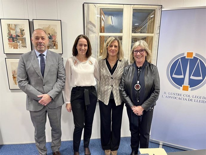 El vicepresidente del Consell y decano de Granollers, Joan Martínez; la resp. De la Comissió de Formació del Consell y decana de Terrassa, Carmen Oriol; la presidenta del Consell y decana de Tortosa, Marta Martínez y la degana de Lleida, Antònia Martí