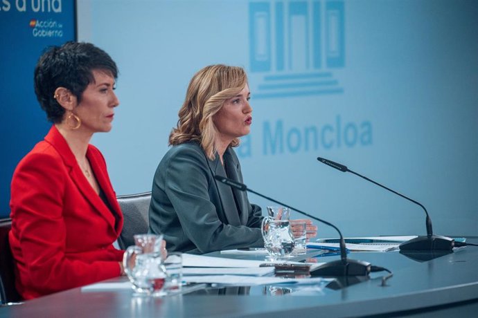 (I-D) La ministra de Inclusión, Seguridad Social y Migraciones, Elma Saiz y la ministra Portavoz, Pilar Alegría, durante la rueda de prensa tras el consejo de ministros, en el complejo de la Moncloa, a 19 de noviembre de 2024, en Madrid (España). 