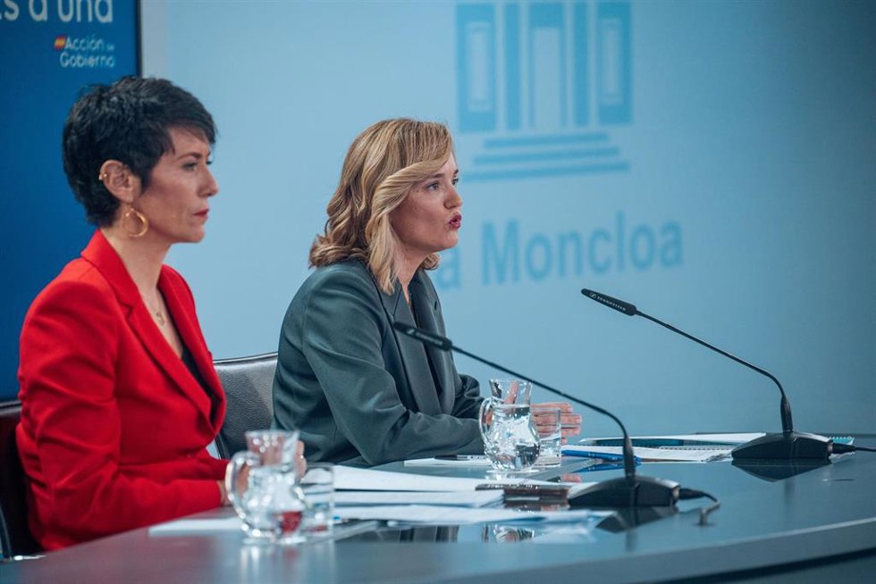(I-D) La ministra de Inclusión, Seguridad Social y Migraciones, Elma Saiz y la ministra Portavoz, Pilar Alegría, durante la rueda de prensa tras el consejo de ministros, en el complejo de la Moncloa, a 19 de noviembre de 2024, en Madrid (España).