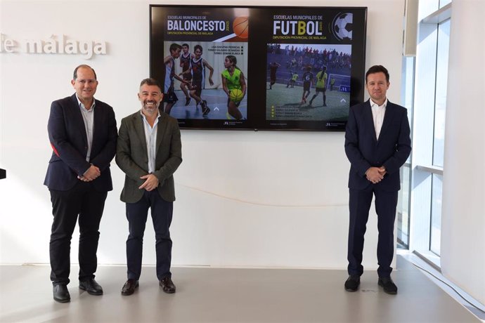 El vicepresidente y diputado de Deportes, Juan Rosas, junto al delegado provincial de la Federación Andaluza de Baloncesto, Ricardo Bandrés, y delegado de árbitros de la Federación Andaluza de Fútbol, Raúl Chavet.