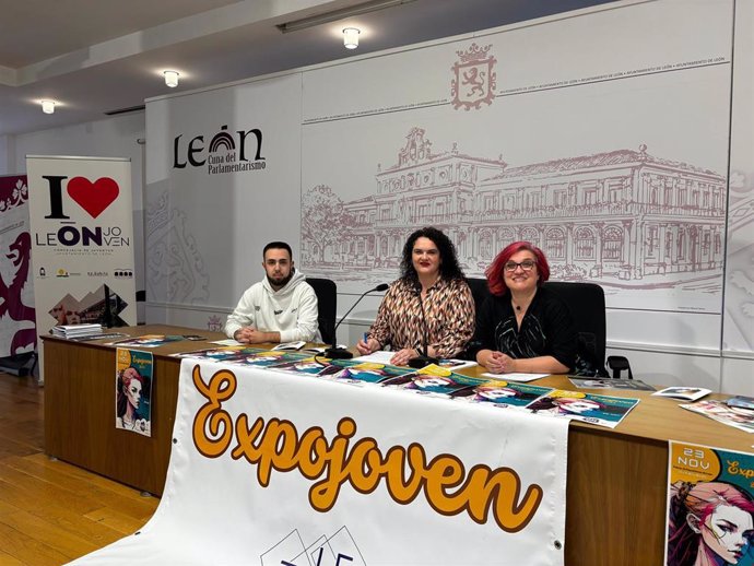 La concejala de Juventud del Ayuntamiento de León (en el centro de la imagen) durante la presentación de Expojoven este martes.