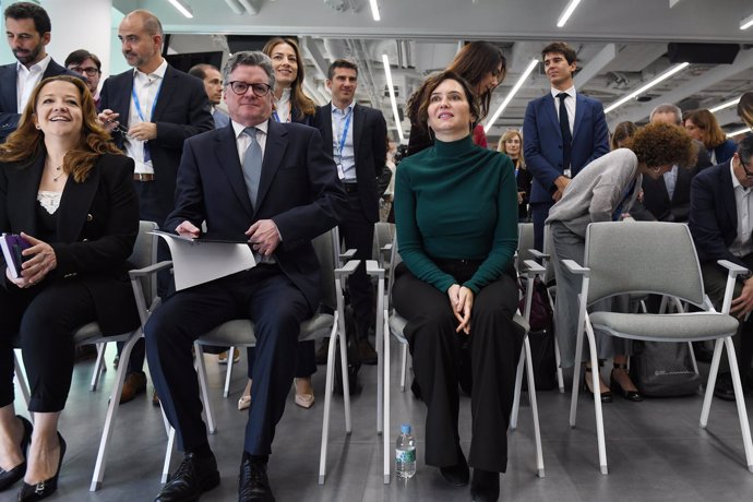 La presidenta de la comunidad de Madrid, Isabel Díaz Ayuso, durante la visita al centro tecnológico de la multinacional farmacéutica suiza Roche Farma, en Roche Informatics, a 19 de noviembre de 2024