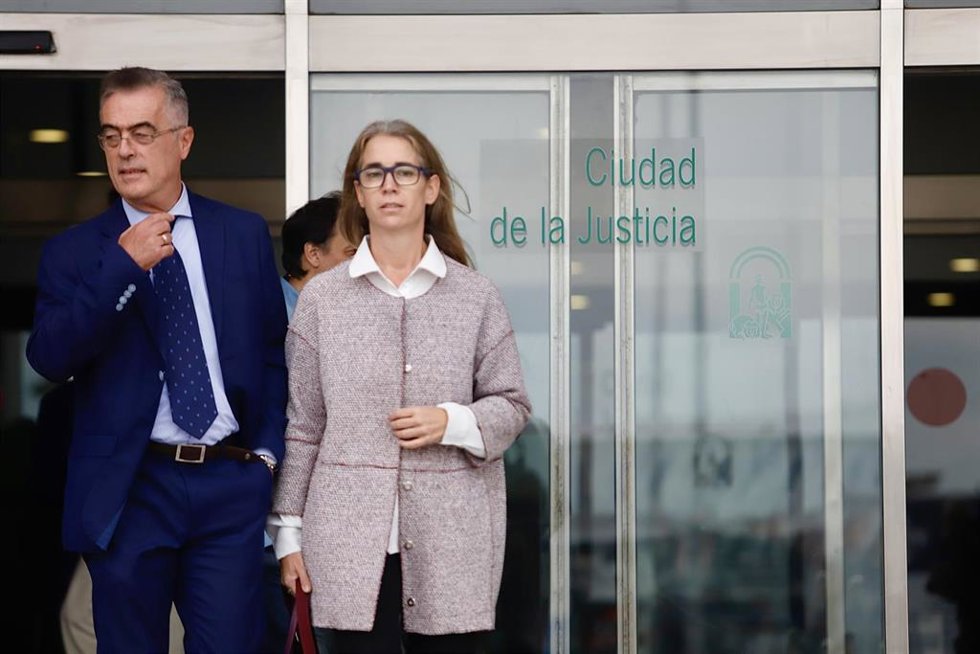 El exalcalde socialista de Estepona, Antonio Barrientos, saliendo del juzgado durante la comunicación del fallo de la sentencia del caso Astapa en la Ciudad de la Justicia de Málaga.