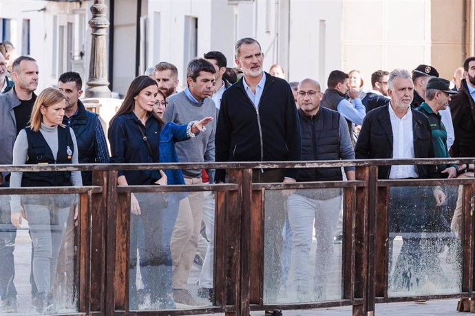 Los Reyes, Carlos Mazón, y el ministro de Política Territorial y Memoria Democrática, Ángel Víctor Torres durante la visita a la localidad de Chiva