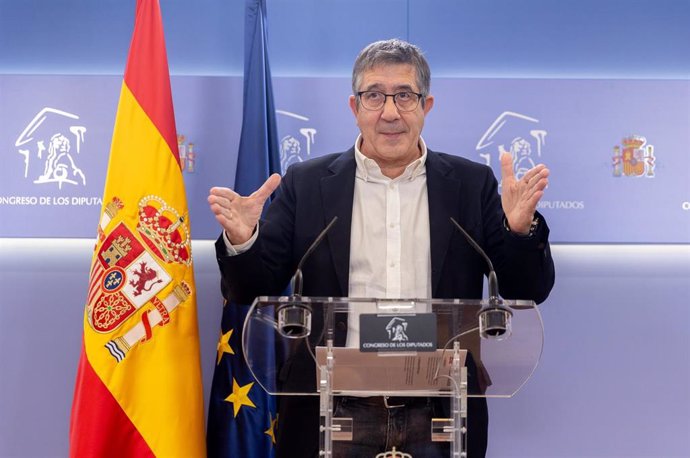 El portavoz del PSOE en el Congreso, Patxi López, durante una rueda de prensa.