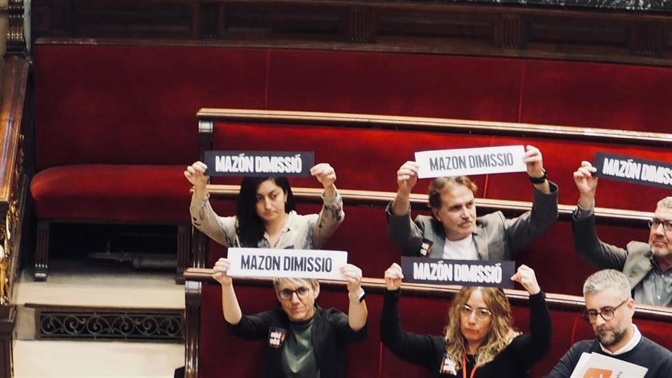 Concejales de Compromís este martes durante el pleno del Ayuntamiento de Valncia en el que se debate una moción de urgencia que reclama la dimisión del 'president' de la Generalitat, Carlos Mazón, por su "nefasta" gestión de la DANA