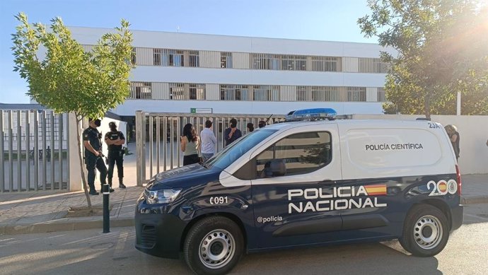 Archivo - Agentes de Policía en la puerta de un colegio 