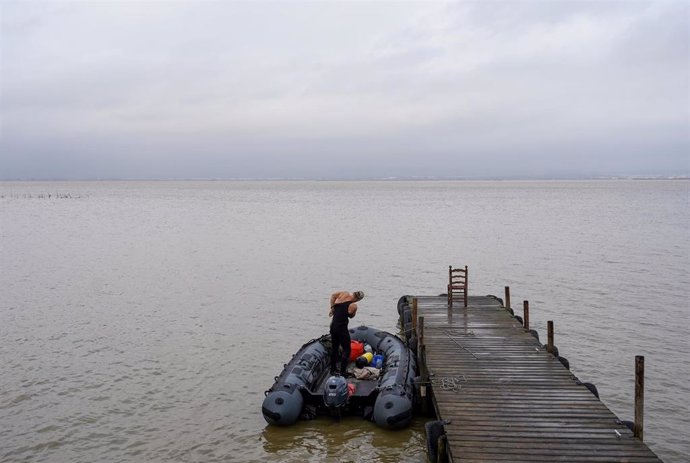 Varios militares de la Armada preparan una lancha para el trabajo de búsqueda en La Albufera, a 14 de noviembre de 2024, en Valencia, Comunidad Valenciana (España). 