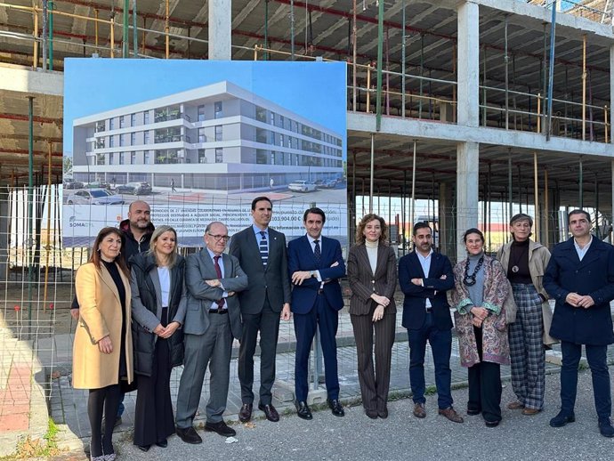 El Consejero De Medio Ambiente, Vivienda Y Ordenación Del Territorio, Juan Carlos Suárez-Quiñones, Visita Las Obras De Viviendas En Medina Del Campo