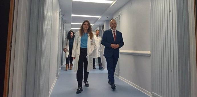 El director general de Salud Mental, Manuel Corbera, y la directora de Enfermería del Hospital Clínico, Ana Pelleja, han visitado la unidad reformada