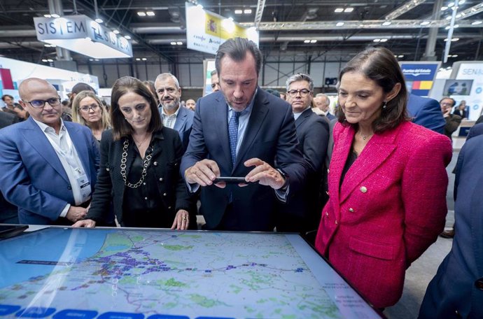 El ministro de Transportes, Óscar Puente, y la portavoz del grupo municipal del PSOE en el ayuntamiento de Madrid, Reyes Maroto, durante la primera jornada de la tercera edición Global Mobility Call