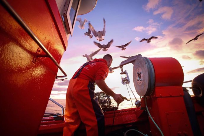 Archivo - Un marinero durante una salida a faenar del barco ‘Mariñeiro  