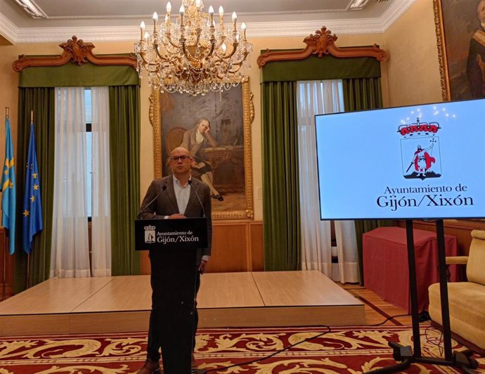 El portavoz de la Junta de Gobierno del Ayuntamiento de Gijón, Jesús Martínez Salvador, en rueda de prensa en el Consistorio gijonés.