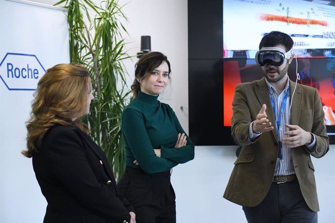 Isabel Díaz Ayuso visita el centro tecnológico de Roche Farma en Madrid.