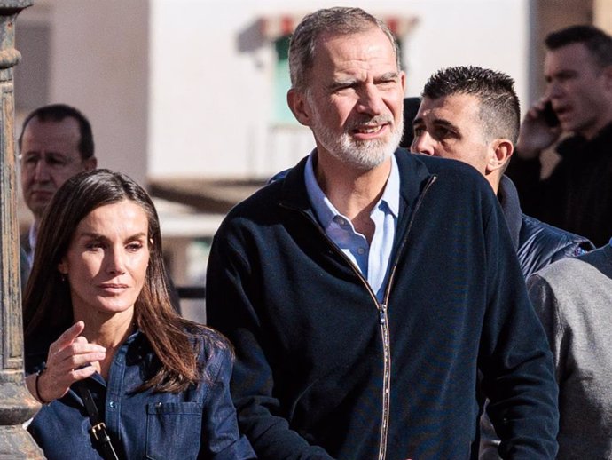 Los Reyes Felipe VI  y Letizia durante la visita a la localidad de Chiva, tres semanas después de la DANA