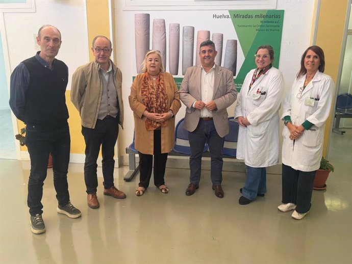 Autoridades en la visita para inaugurar las mejoras del centro de salud de La Orden (Huelva).