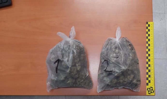 Dos bolsas con los 180 gramos de marihuana intervenidos al conductor detenido en Cala Millor