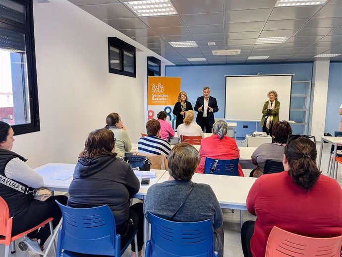 Taller de apoyo emocional dirigido a cuidadoras de personas dependientes, desarrollado en la provincia de Almería.